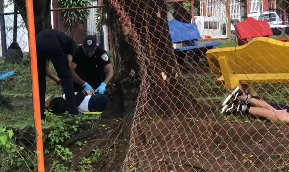 León與教練Juan遭遇雷擊,二人當場倒地。(FB)