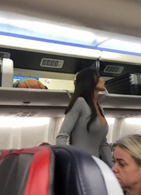 Morgan對一名乘客高聲飆罵:「你再叫我X子試試看!」。(X)