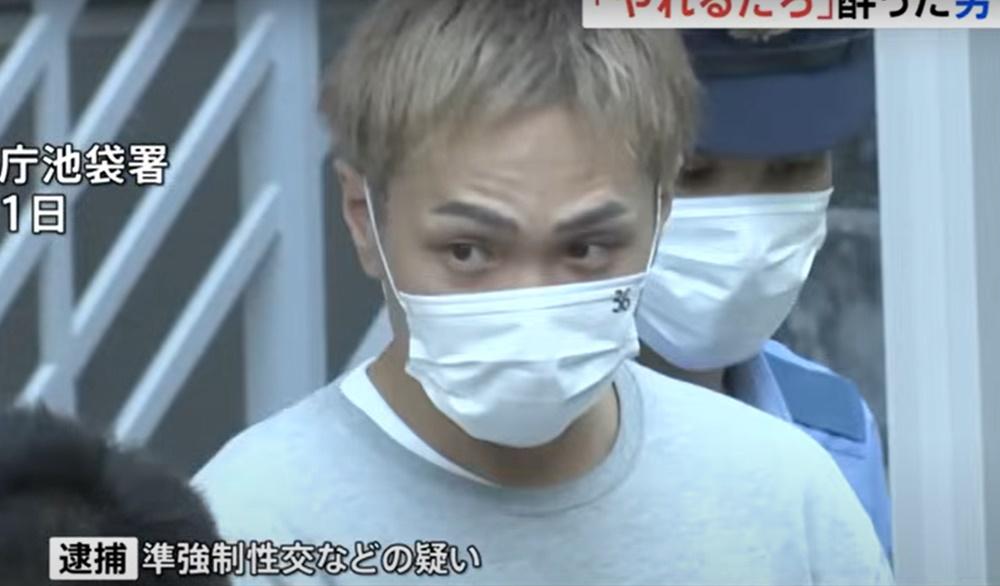 一名年約20歲男子酒醉後,在池袋車站附近被2名男子帶到大廈後巷輪流性侵。(YouTube)