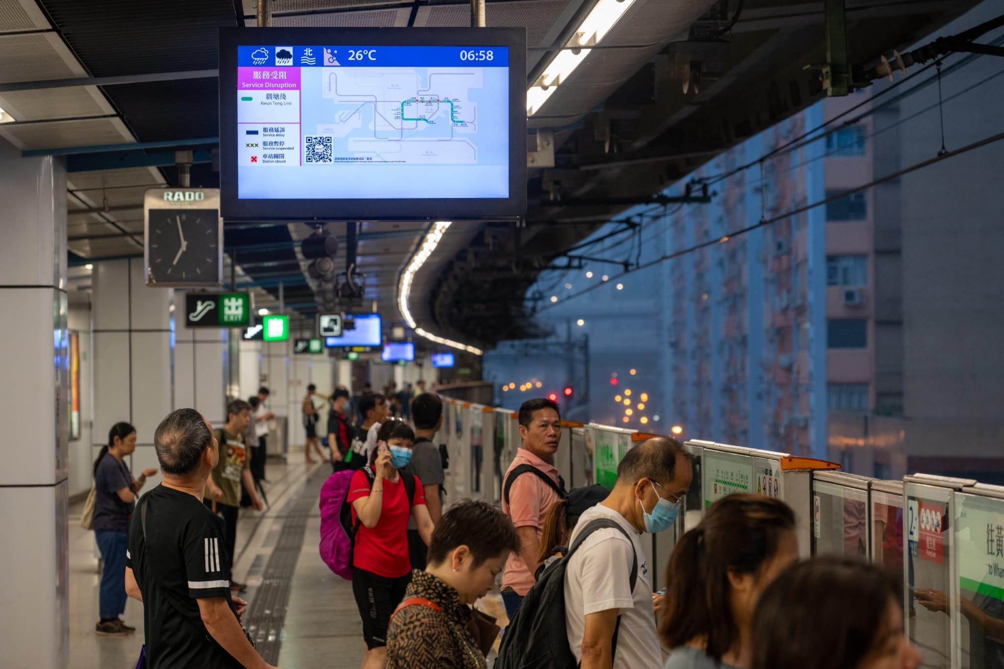 黑雨|觀塘線彩虹站至石硤尾站服務暫停。(陳奕釗攝)