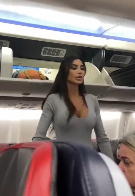 Morgan離開時還不斷對著其他乘客要他們閉嘴。(X)