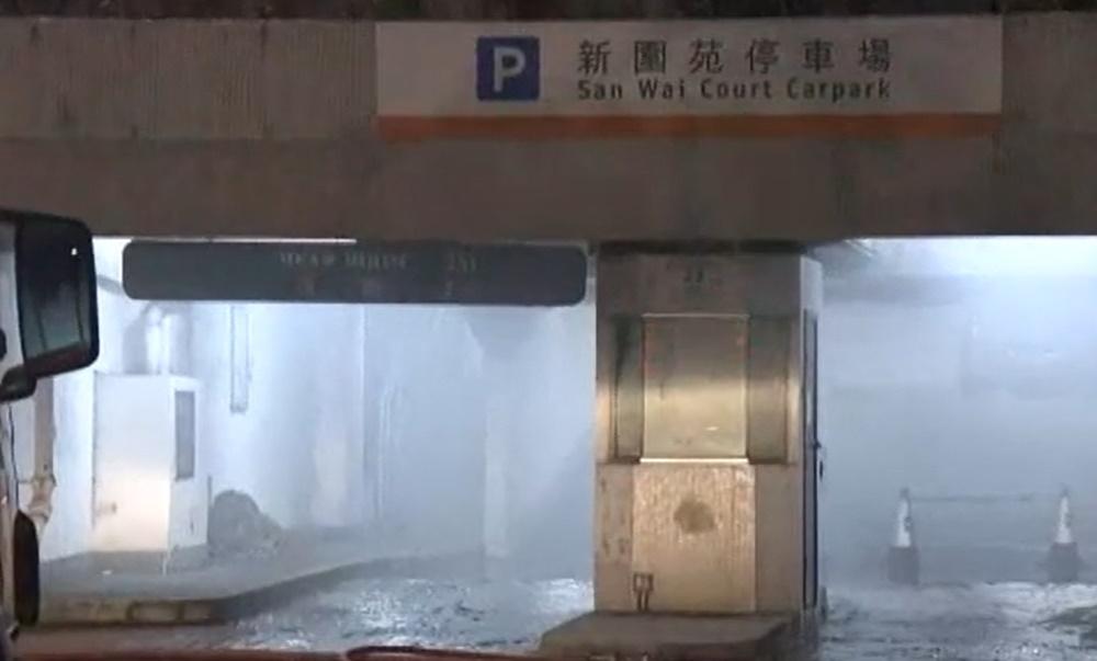 起火車輛波及鄰近14輛汽車,其中3輛更被嚴重焚毀,燒剩支架。(電視截圖)