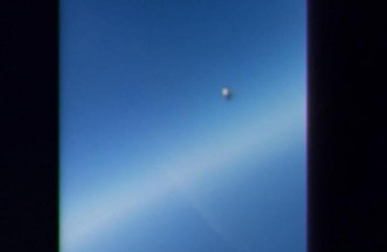 去年中,美國舉行UFO(不明飛行物體)聽證會,有片段可見呈圓形的UFO在空中高速飛過,與會的情報官員承認未能解釋片中物體。(資料圖片)