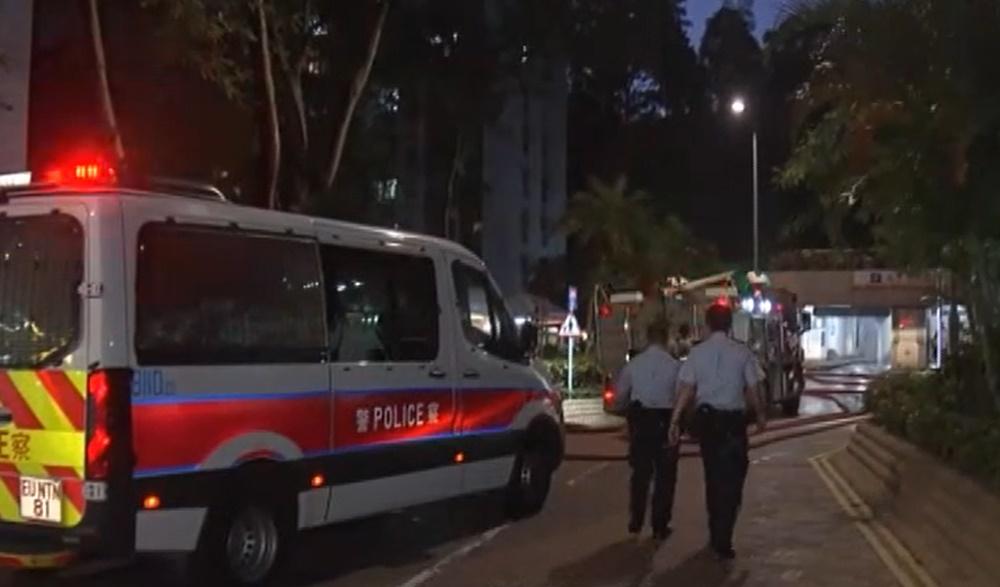 起火車輛波及鄰近14輛汽車,其中3輛更被嚴重焚毀,燒剩支架。(電視截圖)