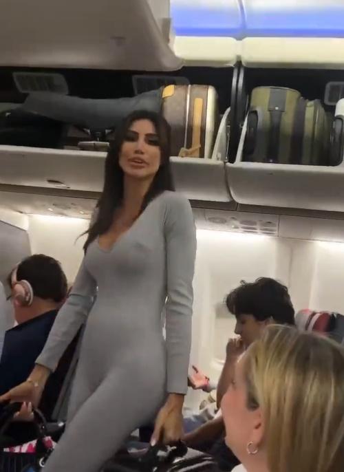 Morgan在發現有人拿著手機在拍她後,更指:「你再拍呀,我可是Instagram(IG)上的名人!」(X)