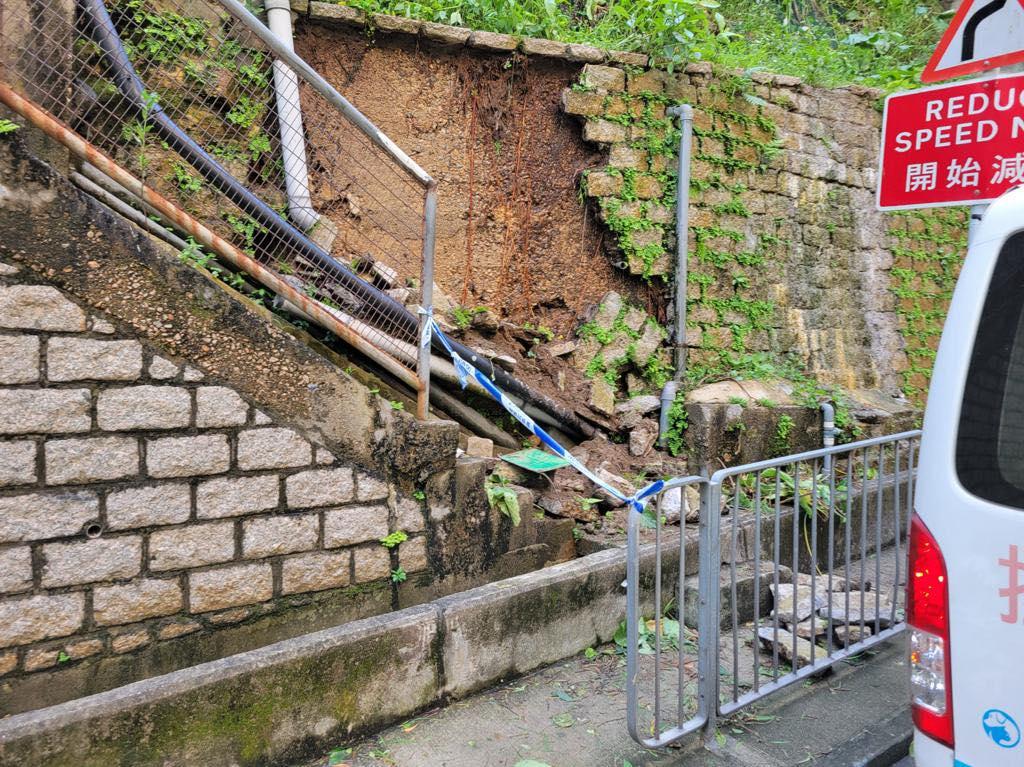 葵涌石籬邨周日(3日)有護土牆石磚鬆脫,擊中一隻途經黑色唐狗。(香港動物報@FB)