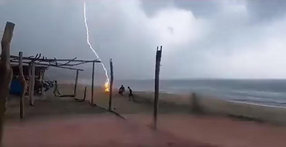 墨西哥2遊客行沙灘被雷追劈,全身著火身亡。(x)
