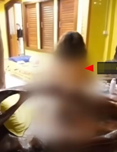 鄰居拿出手機,將屋內的情況拍下存證,屋主亦決定報警處理。(YouTube)