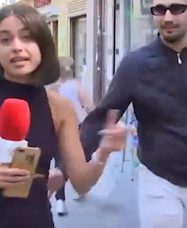 一名戴太陽鏡的男子從後方走近,伸手摸了Isa臀部一下,問她是哪一間媒體。(X)