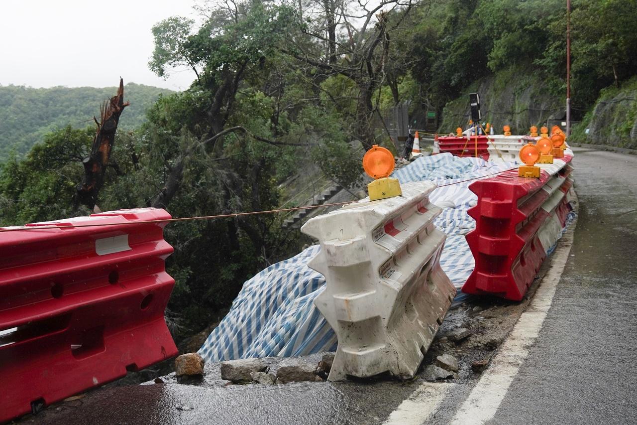 石澳道昨日受暴雨影響一度封閉。(資料圖片)