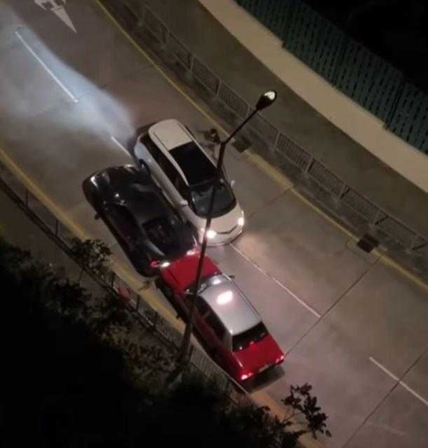對面行車線一輛白色私家車駛至法拉利旁急停,車上2人手持鐵通落車疑有所行動。(車cam L(香港群組)@FB)