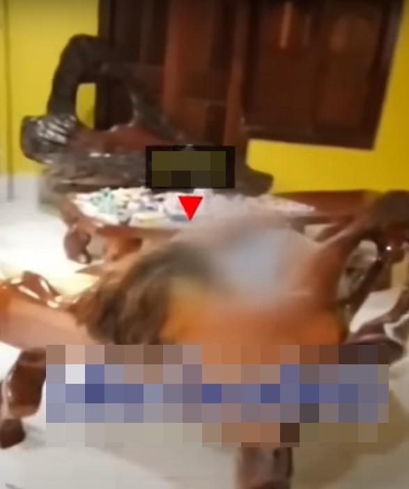 鄰居拿出手機,將屋內的情況拍下存證,屋主亦決定報警處理。(YouTube)