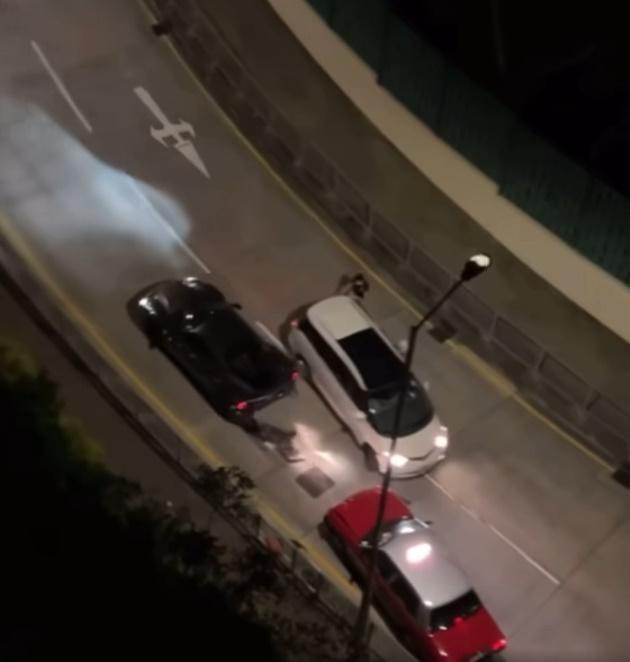 法拉利司機驅車拖著半甩車泵把離開。(車cam L(香港群組)@FB)