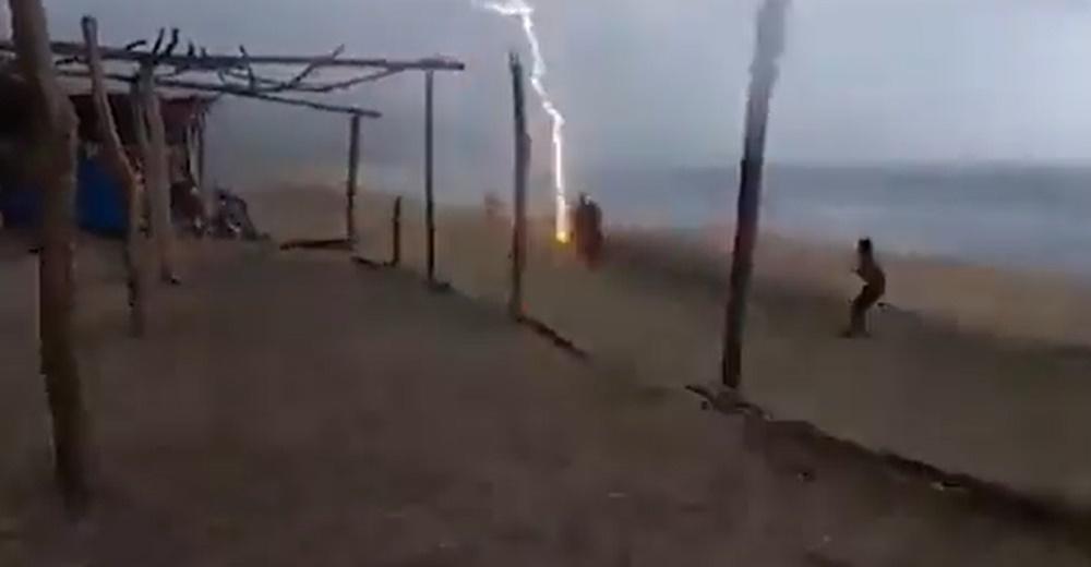 緊接有幾道閃電接連劈下,猶如追著Félix,直至他被擊中。(X)