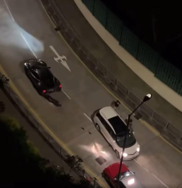 2人目送法拉利駛走,悻然返回車上。(車cam L(香港群組)@FB)