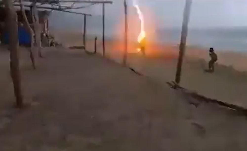 緊接有幾道閃電接連劈下,猶如追著Félix,直至他被擊中。(X)