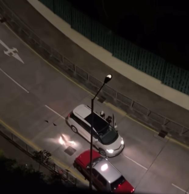 2人目送法拉利駛走,悻然返回車上。(車cam L(香港群組)@FB)