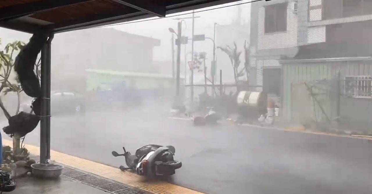 台東風雨增強,有電單車被強風吹動。(X)