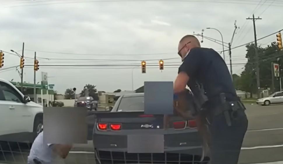 Brendan將嬰兒俯伏在他的右手,不住按拍嬰兒的背部,丈夫嚇得跑出車外並無助地跌坐地上,妻子也衝出車外吼叫。(YouTube)