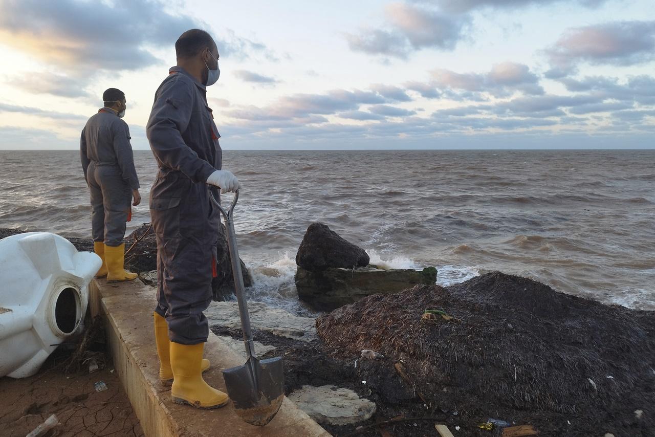 打撈遺體任務艱鉅,國際救援人員籲更多援助。(AP)