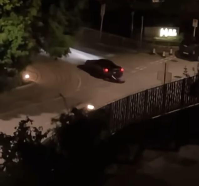 法拉利則轉入附近一屋苑。(車cam L(香港群組)@FB)