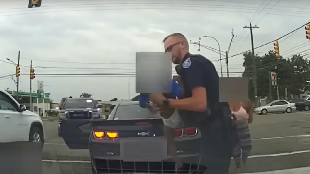 Brendan將嬰兒俯伏在他的右手,不住按拍嬰兒的背部,丈夫嚇得跑出車外並無助地跌坐地上,妻子也衝出車外吼叫。(YouTube)