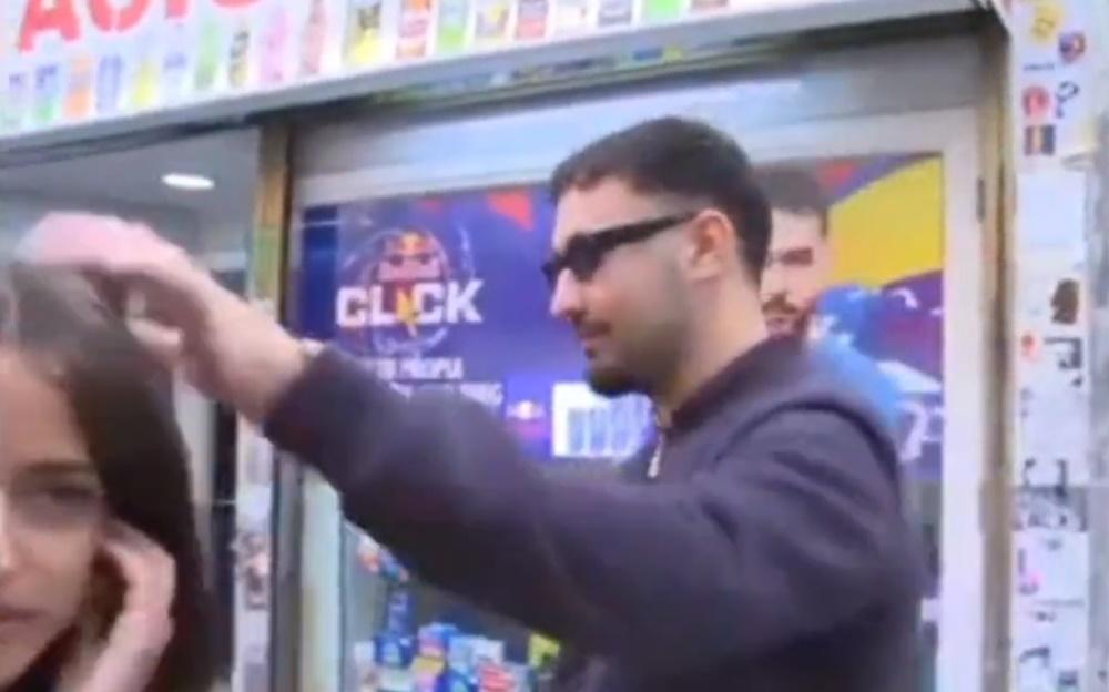 Isa轉身就要回到鏡頭正面,詎料男子又伸手摸她的頭髮。(X)