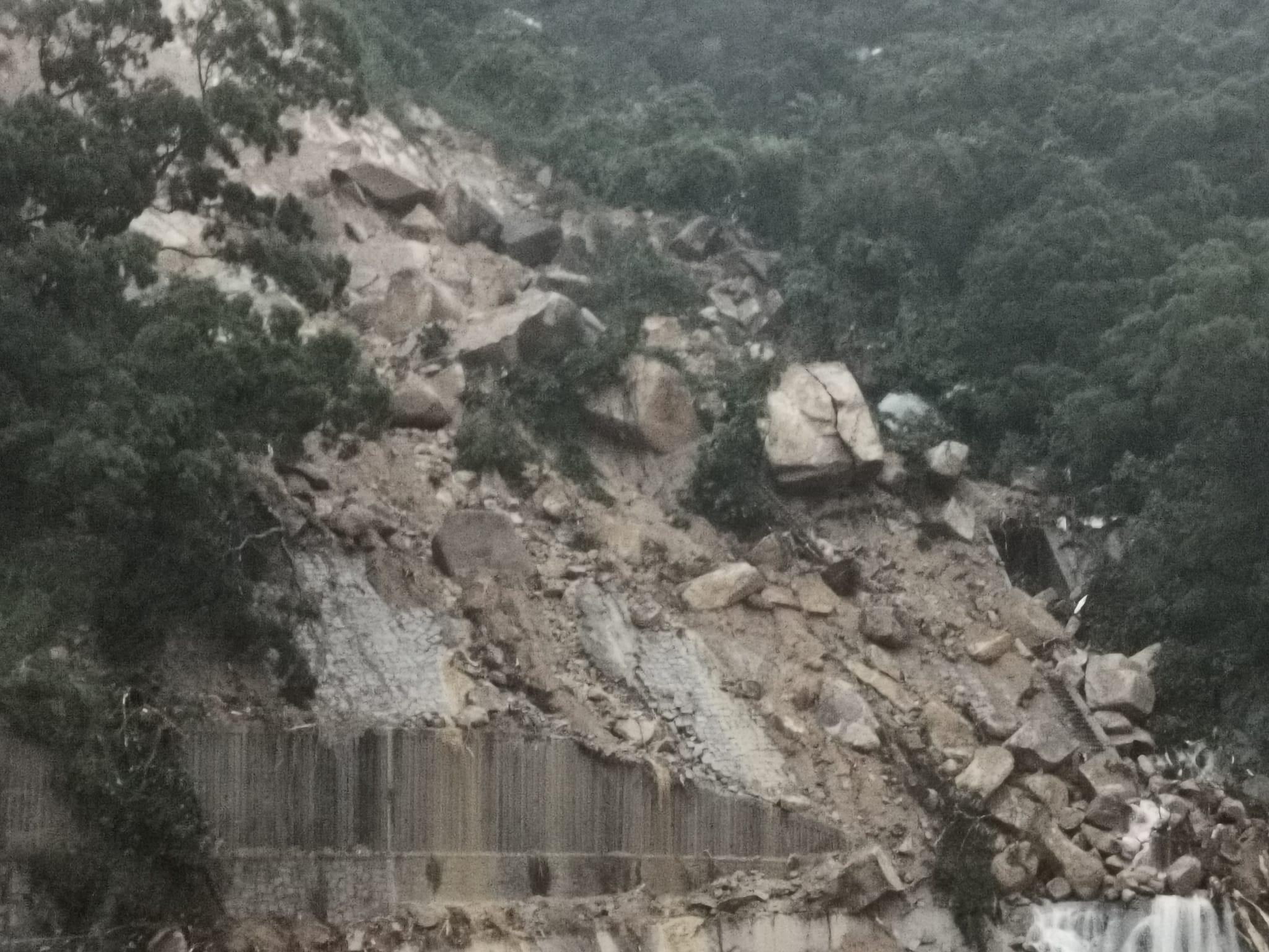 黑雨|數十米護土牆上的頂部處不斷有黃泥水如瀑布般湧下。(Chow Chow Chow@FB)