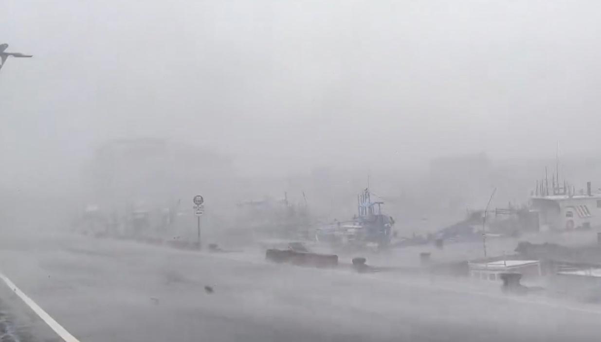 台東風雨增強,有電單車被強風吹動。(X)
