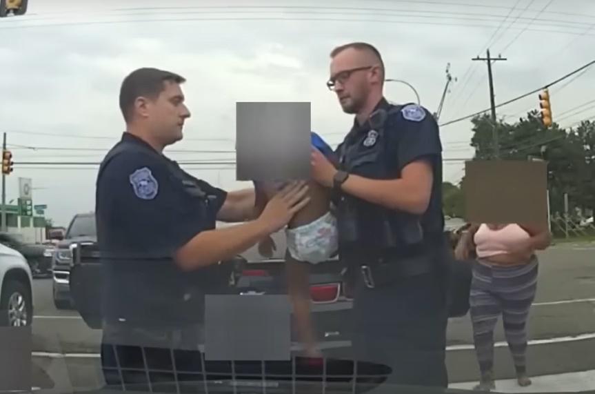 結果嬰兒逐漸恢復呼吸,撿回一命。(YouTube)