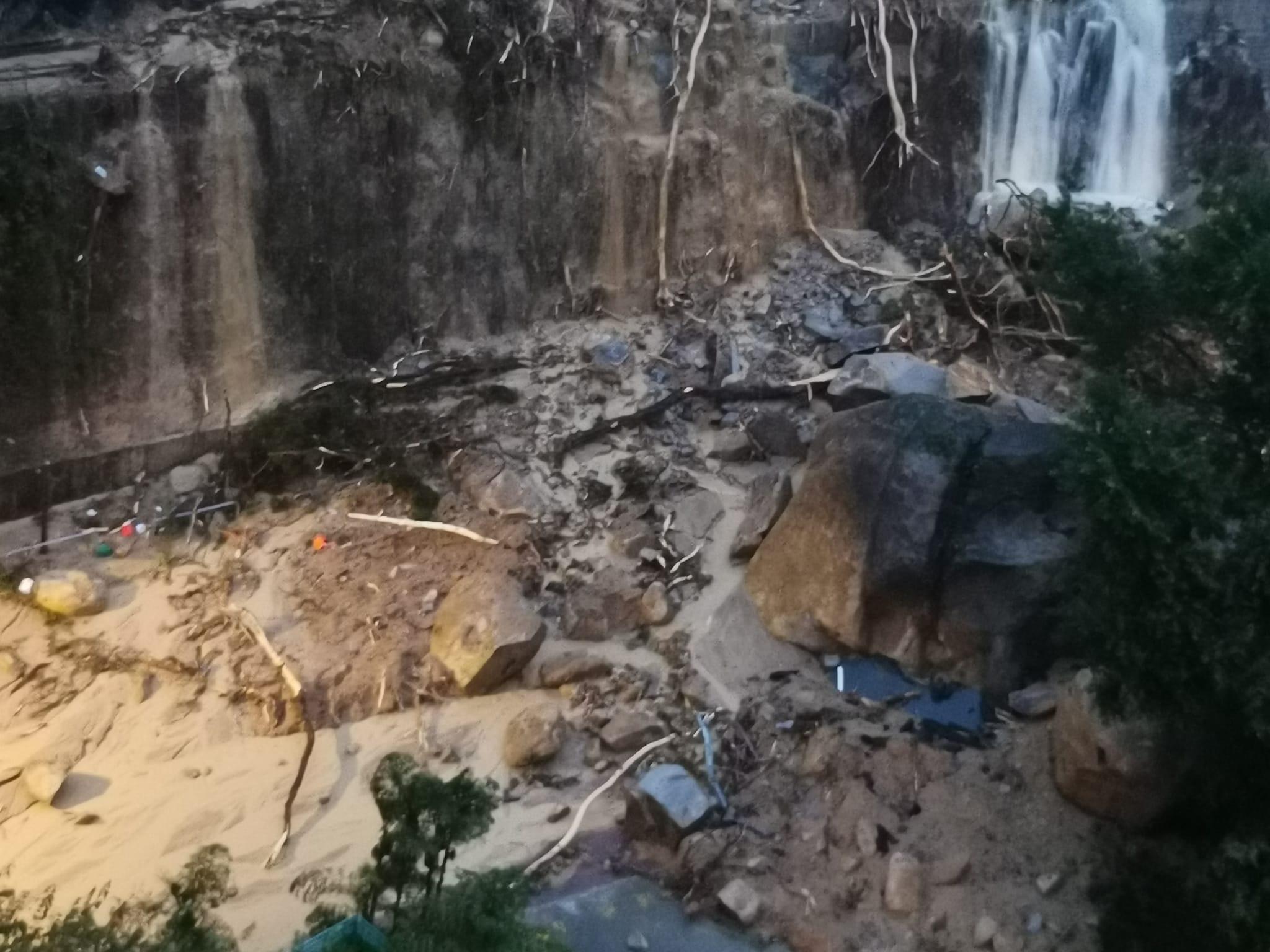 黑雨|耀興道對開一幅護土牆上方發生山泥傾瀉,有大石塌下。(Chow Chow Chow@FB)