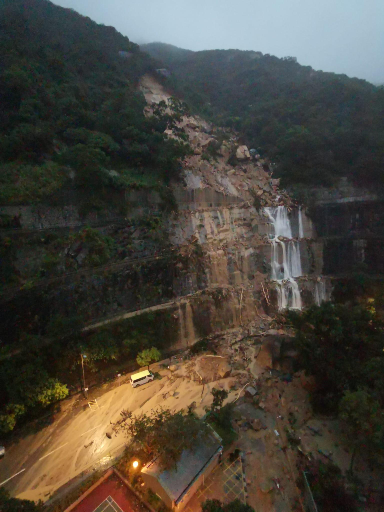 黑雨|筲箕灣耀東邨發生山泥傾瀉,巨石擋路有汽車險被擊中。(Chow Chow Chow@FB)