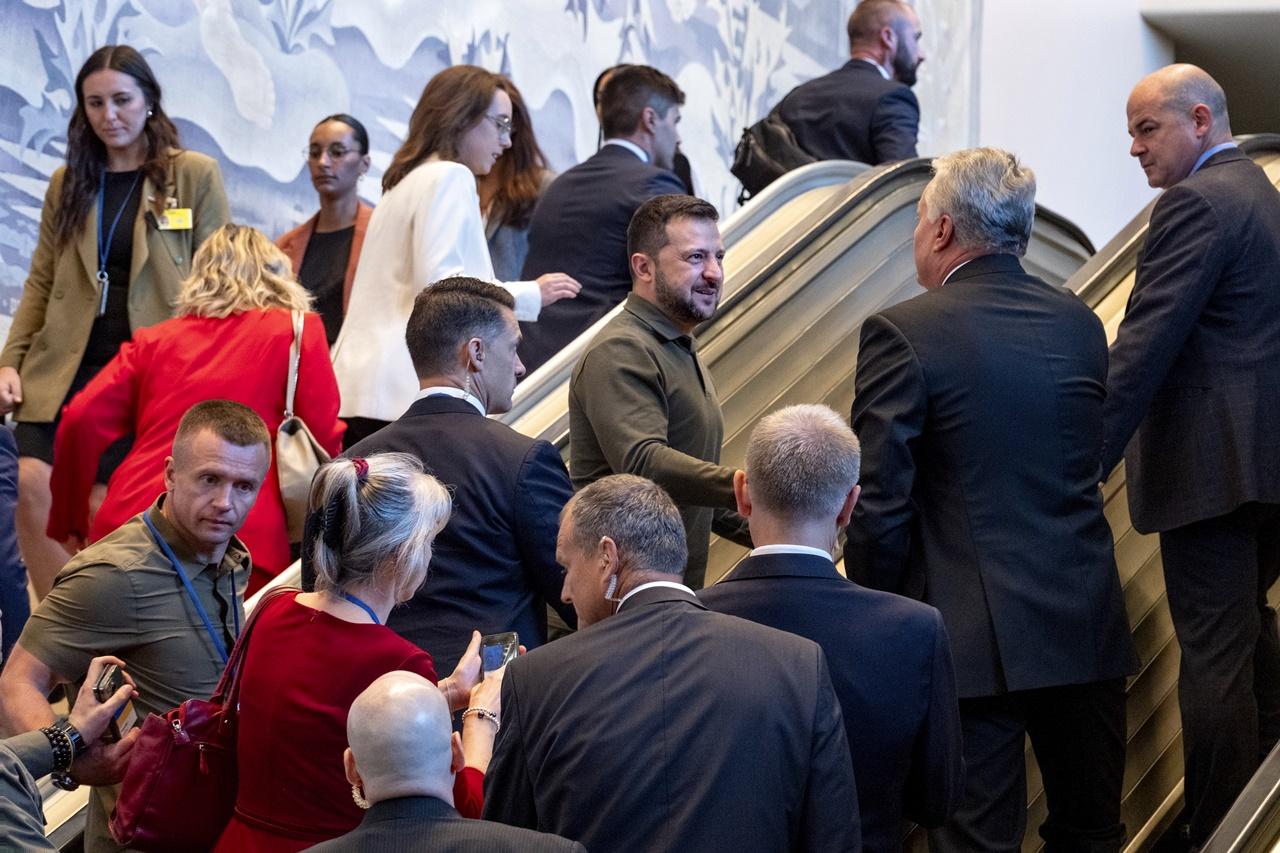 澤連斯基自俄烏戰事爆發以來,首次親身到紐約出席聯合國大會,獲在場人士鼓掌歡迎。(AP)