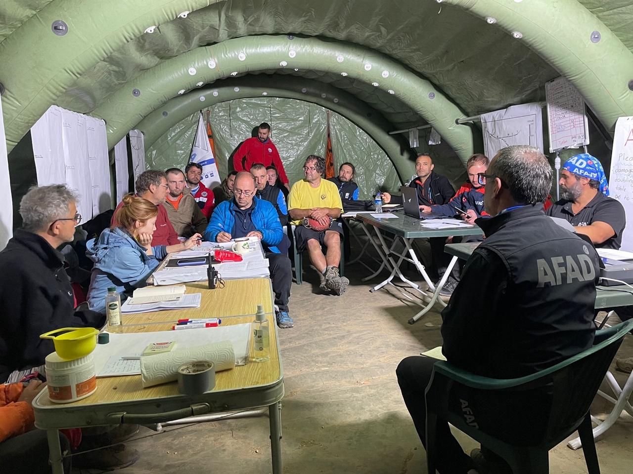 救援人員商討營救方法。(TUMAF)