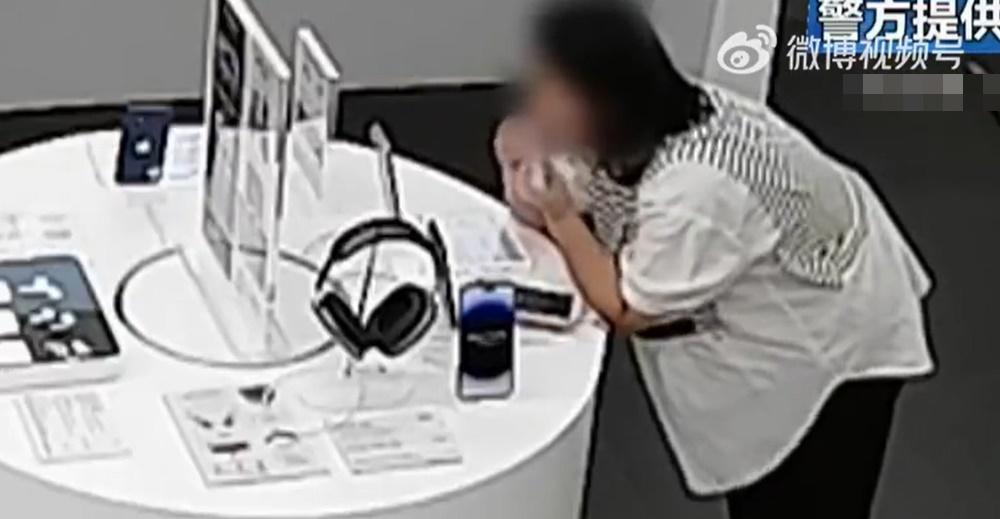 婦人發現無法扯斷後,就直接張口用牙咬斷防盜繩。(微博)