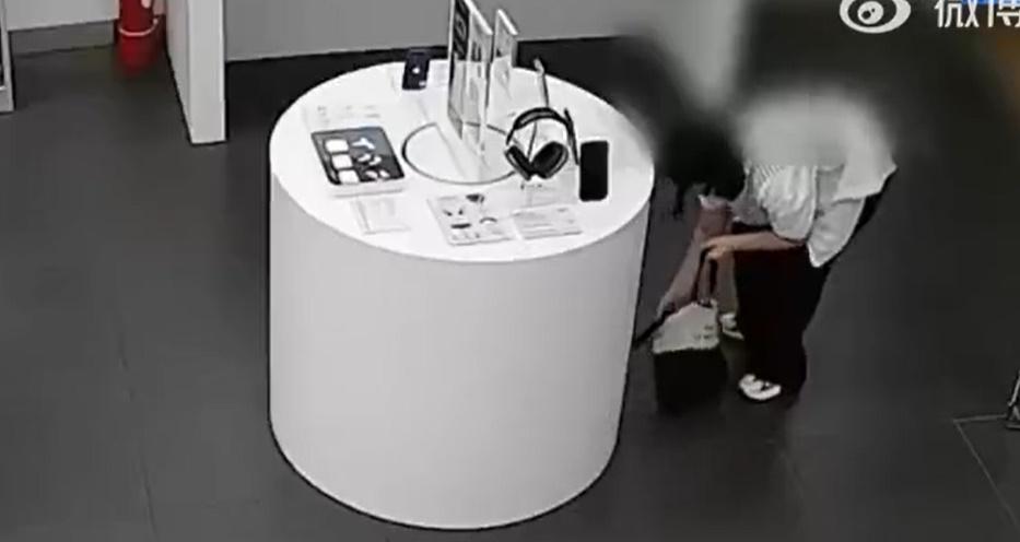 她成功咬斷防盜繩,隨即將手機放入手袋離開。(微博)