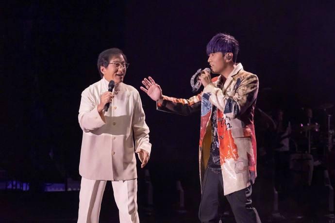 成龍與周杰倫兩人合唱《千里之外》《聽媽媽的話》 兩首歌曲。(微博圖片)
