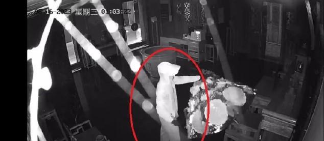 上海餐廳一夜增設花圈及遺照變「靈堂」!前員工因一原因於大門外噴上「一路走好」