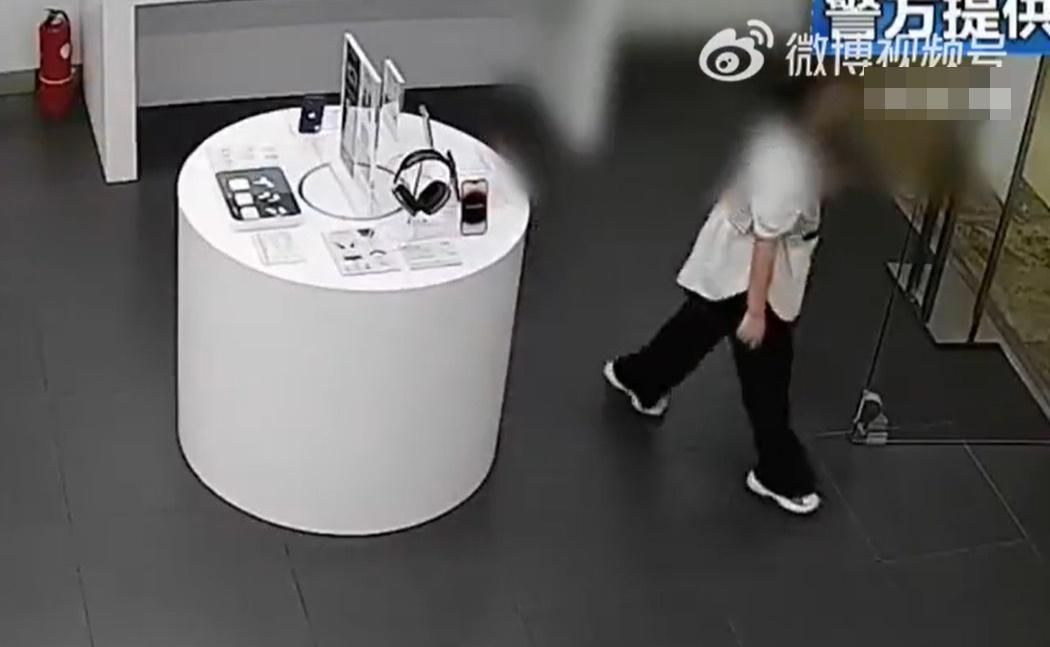 她成功咬斷防盜繩,隨即將手機放入手袋離開。(微博)