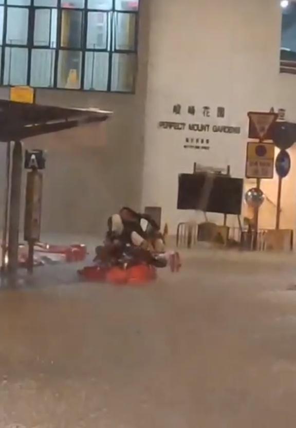 3名年輕人以空水馬自製救生筏,以滑板為槳代步。(Sally Liu@FB)