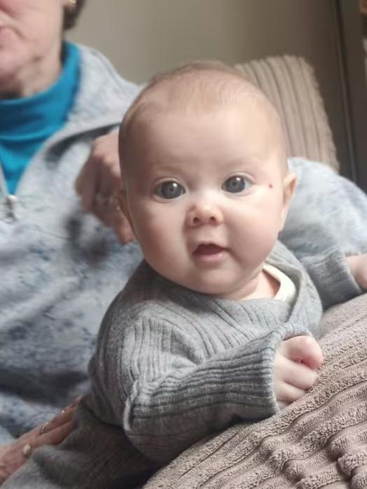 母親自責:「如果早知,她右眼或者不會盲」。(網上圖片)