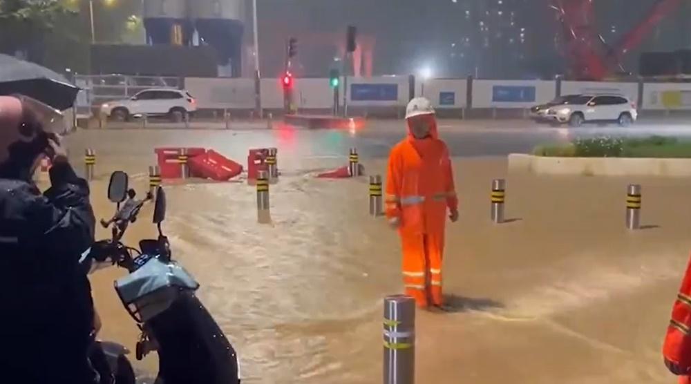 龍崗一帶水深及膝,當局派員協助居民到安全地點。(微博)