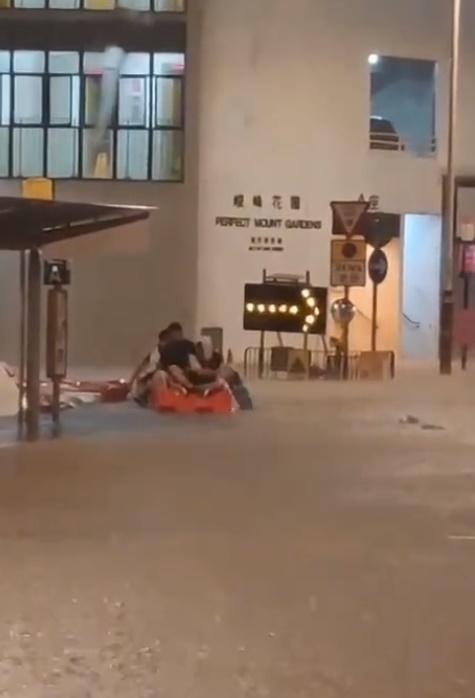 3名年輕人以空水馬自製救生筏,以滑板為槳代步。(Sally Liu@FB)