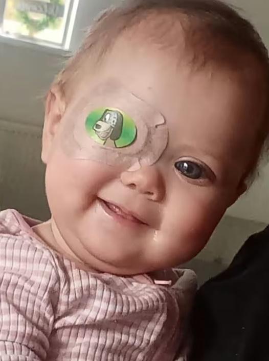 母親自責:「如果早知,她右眼或者不會盲」。(網上圖片)