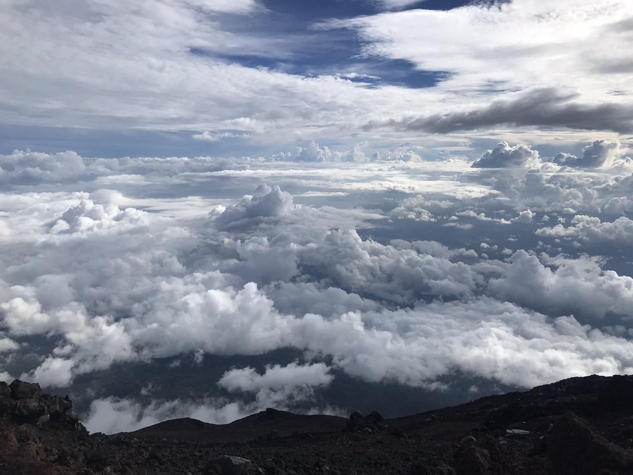 實川欣伸於富士山頂拍攝景色。(X)