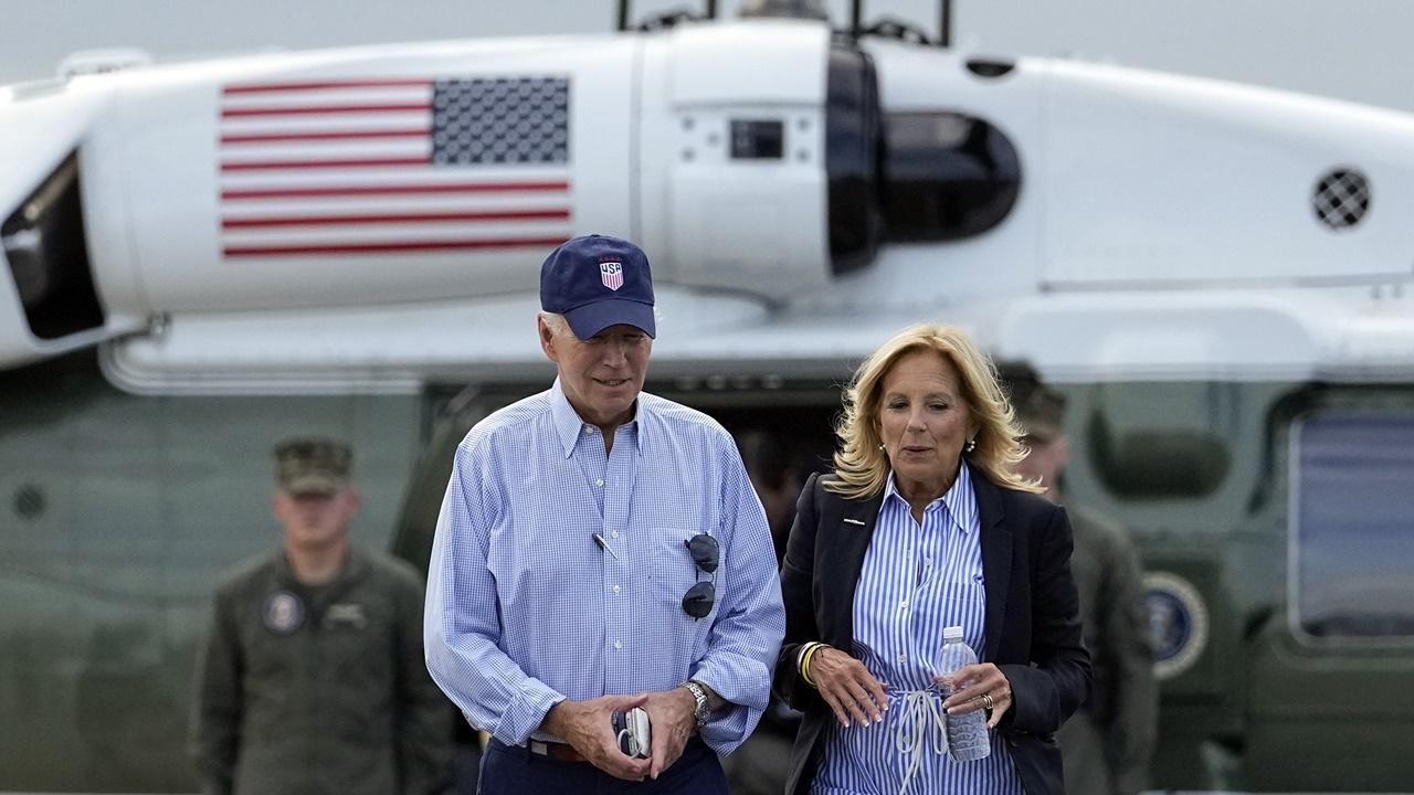 拜登被指在吉爾染疫期間無戴口罩被轟。(AP)