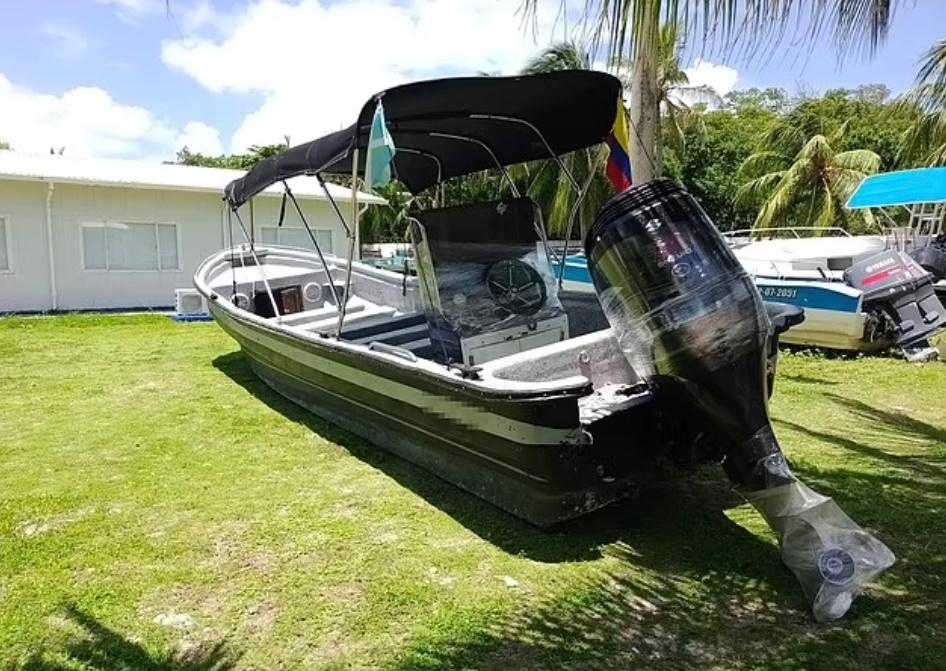 涉事船隻已被拖上岸等待調查。(網上圖片)