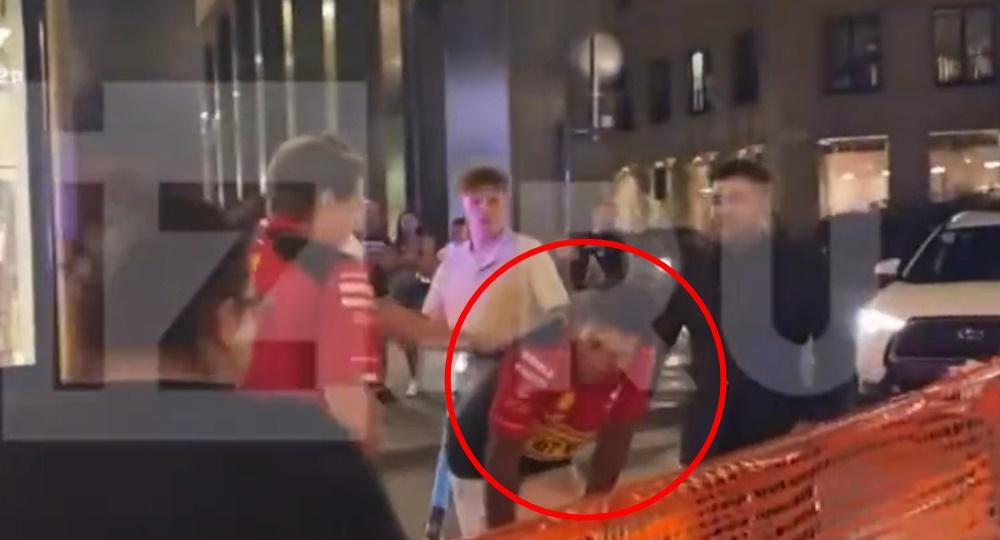 Carlos Sainz Jr.穿著隊服,追賊追到氣喘喘。(X)