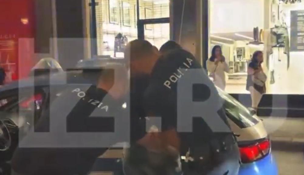 警方正將身穿黑衣的匪徒鎖上手扣。(X)