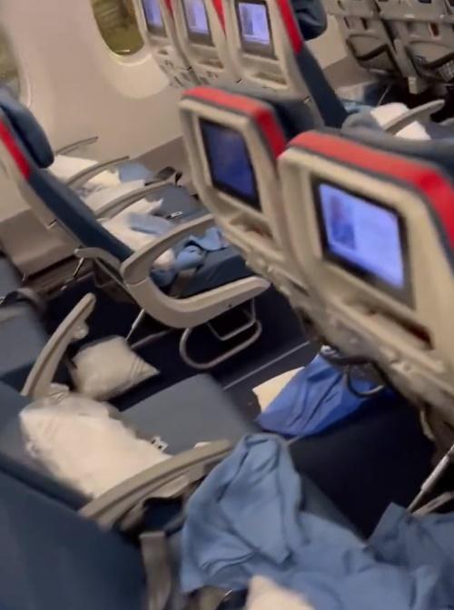 機艙逾10米屎道畫面震撼曝光。(X)